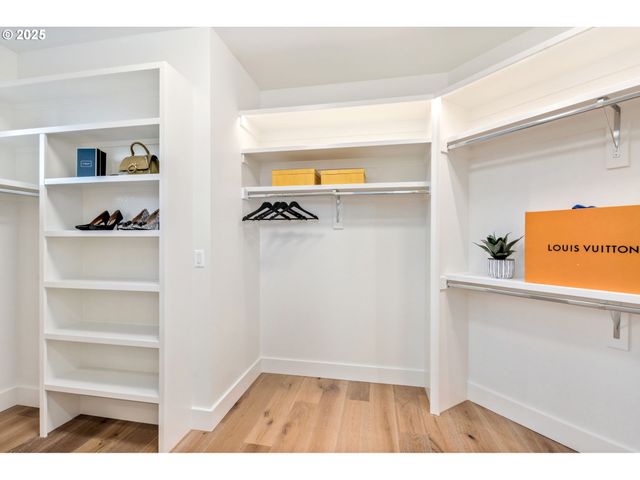 207 S NEBRASKA St, Portland, OR 97239