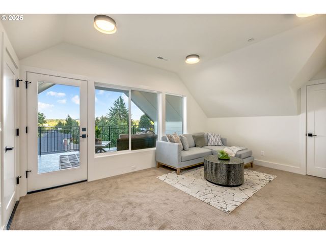 207 S NEBRASKA St, Portland, OR 97239