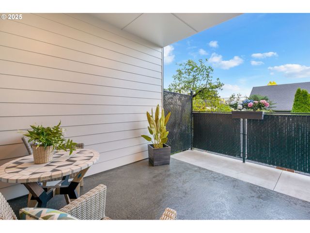 207 S NEBRASKA St, Portland, OR 97239