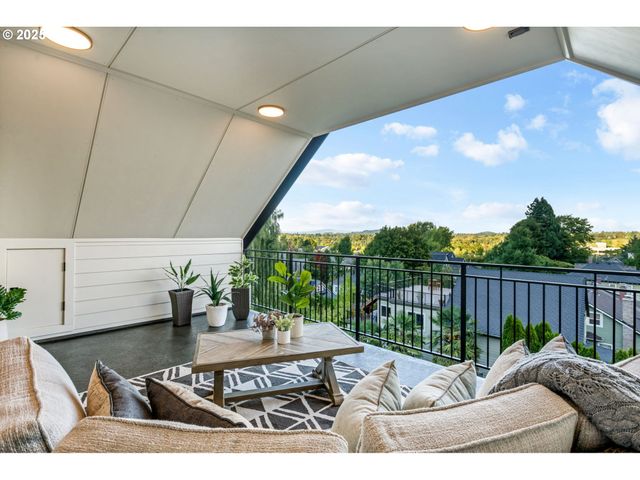 207 S NEBRASKA St, Portland, OR 97239