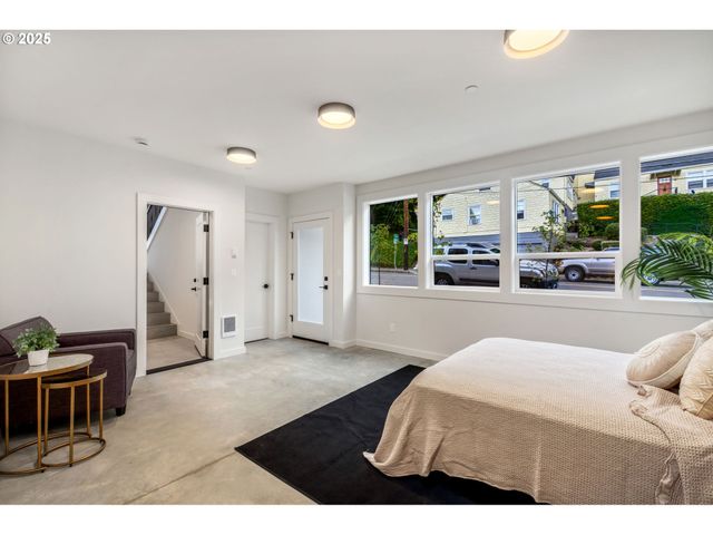 207 S NEBRASKA St, Portland, OR 97239