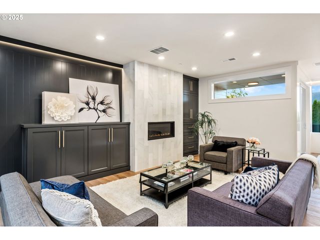 207 S NEBRASKA St, Portland, OR 97239