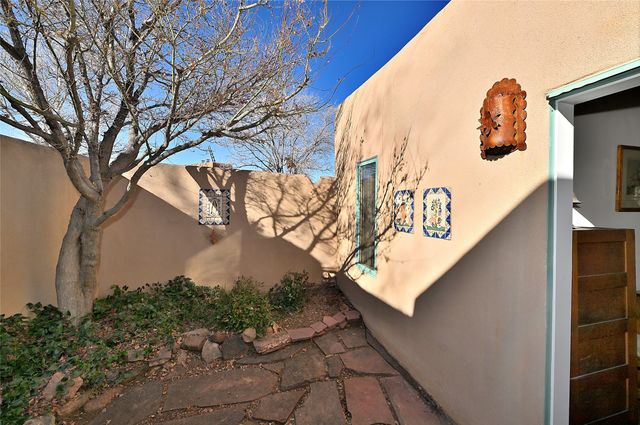 629 Camino Del Monte Sol, Santa Fe, NM 87505