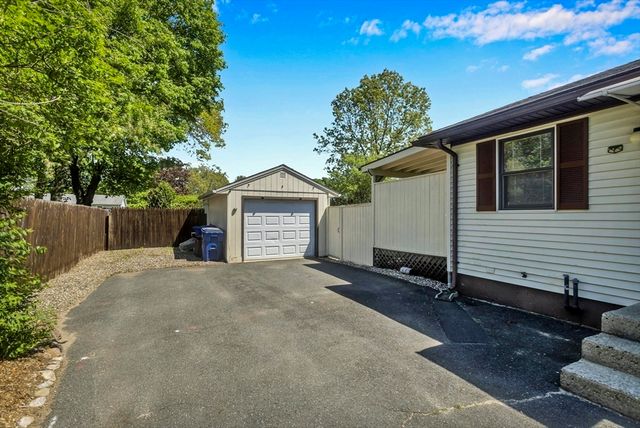 23 Beyer Dr, Easthampton, MA 01027
