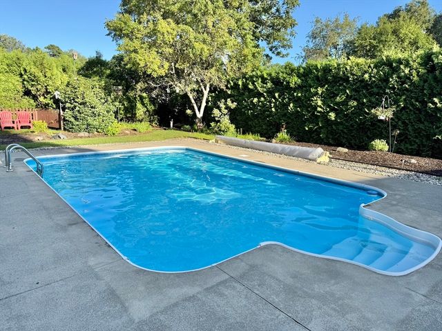 23 Beyer Dr, Easthampton, MA 01027