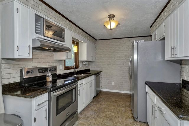 23 Beyer Dr, Easthampton, MA 01027