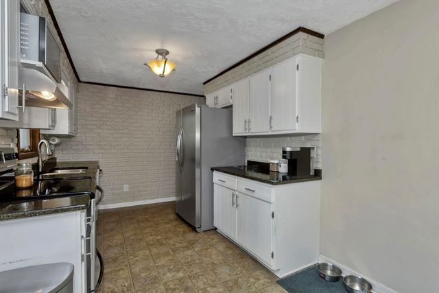 23 Beyer Dr, Easthampton, MA 01027
