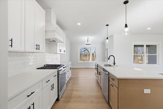 5555 E Wild Horse Drive, Springfield, MO 65802