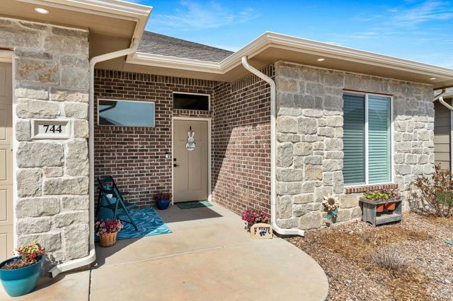 744 N Thornton Ct, Wichita, KS 67235