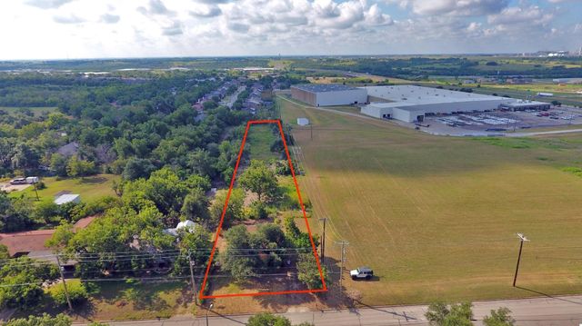 2313 W Lake DR, Taylor, TX 76574