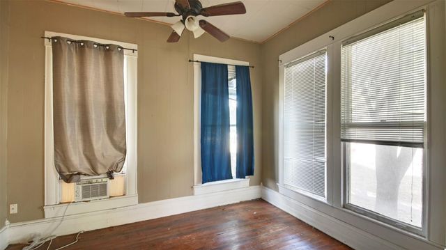 2313 W Lake DR, Taylor, TX 76574