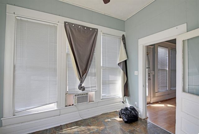 2313 W Lake DR, Taylor, TX 76574
