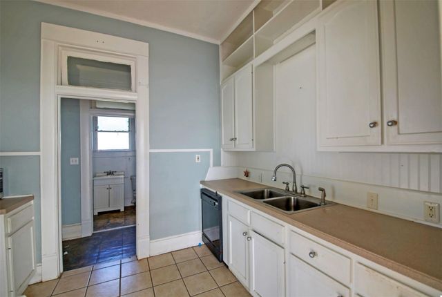 2313 W Lake DR, Taylor, TX 76574