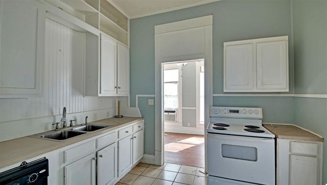 2313 W Lake DR, Taylor, TX 76574