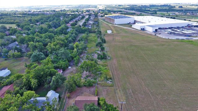 2313 W Lake DR, Taylor, TX 76574