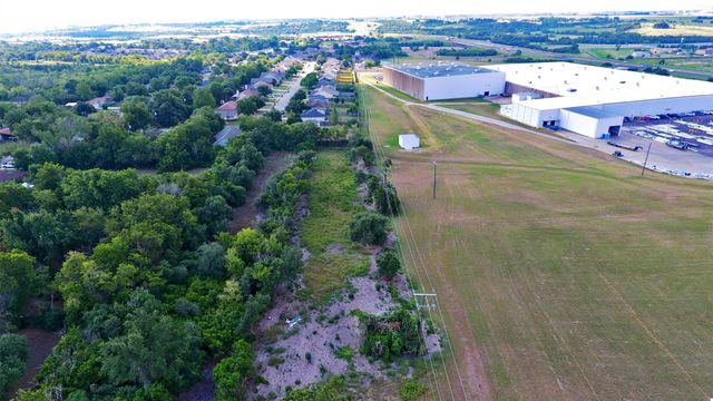 2313 W Lake DR, Taylor, TX 76574
