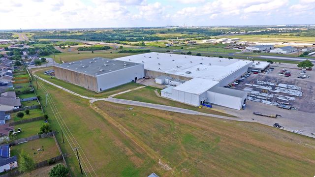 2313 W Lake DR, Taylor, TX 76574