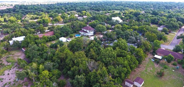 2313 W Lake DR, Taylor, TX 76574
