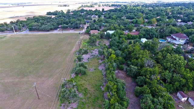 2313 W Lake DR, Taylor, TX 76574