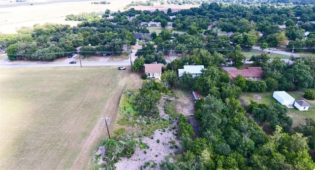 2313 W Lake DR, Taylor, TX 76574