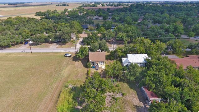 2313 W Lake DR, Taylor, TX 76574