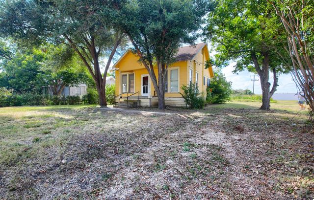 2313 W Lake DR, Taylor, TX 76574