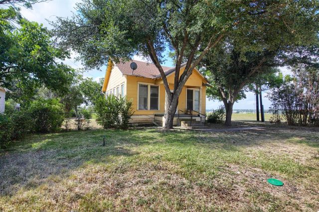 2313 W Lake DR, Taylor, TX 76574