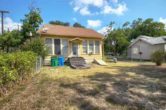 2313 W Lake DR, Taylor, TX 76574