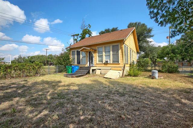 2313 W Lake DR, Taylor, TX 76574