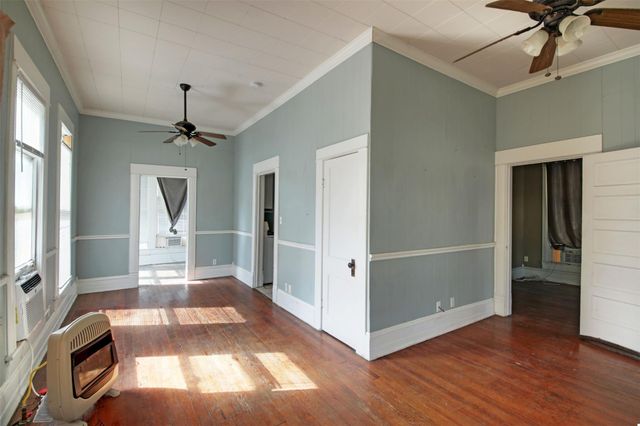 2313 W Lake DR, Taylor, TX 76574