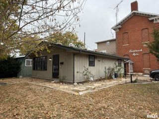 211 E TAYLOR Street, Petersburg, IL 62675