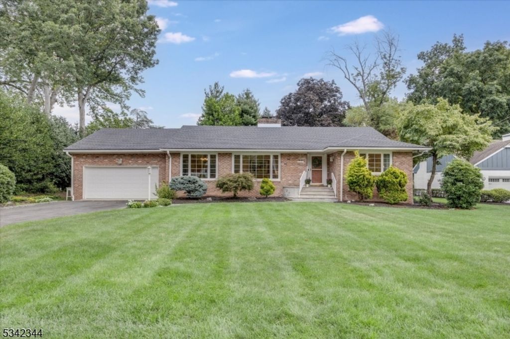 16 Tancin Ln, Clifton City, NJ 07013