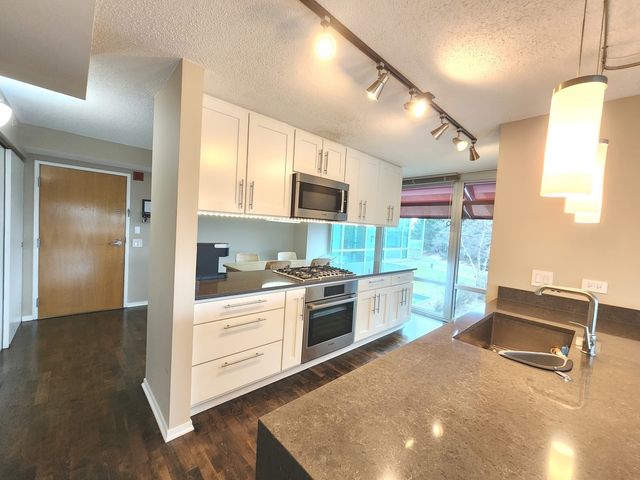 9655 Woods Drive 512, Skokie, IL 60077