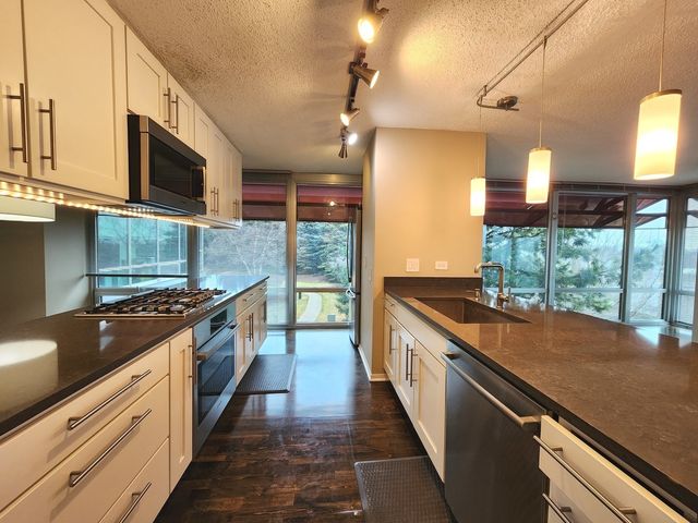 9655 Woods Drive 512, Skokie, IL 60077