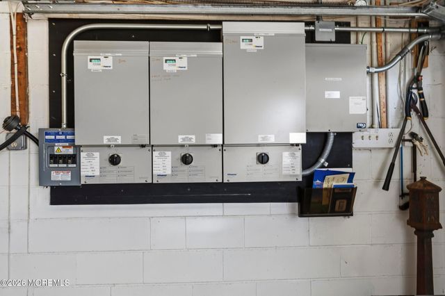 864 Breezy Oaks Drive, Toms River, NJ 08753