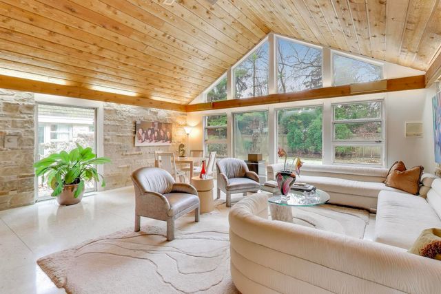 42 Woodley Road, Winnetka, IL 60093