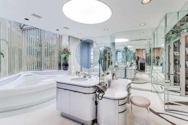 42 Woodley Road, Winnetka, IL 60093