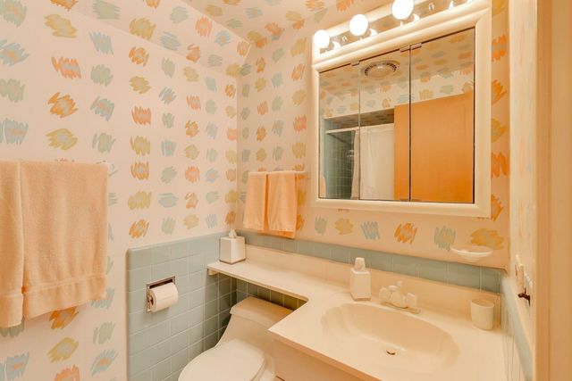 42 Woodley Road, Winnetka, IL 60093