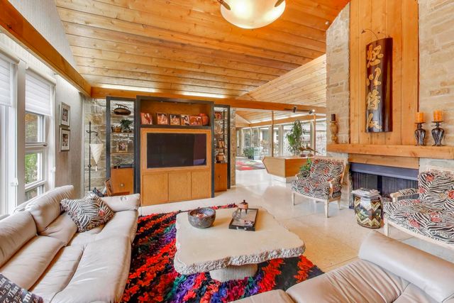 42 Woodley Road, Winnetka, IL 60093