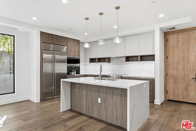 725 N Croft Avenue 110, Los Angeles, CA 90069