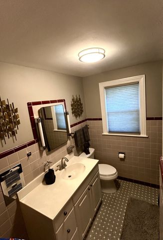 2918 W Hollywood Avenue 2, Chicago, IL 60659