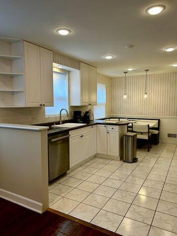 2918 W Hollywood Avenue 2, Chicago, IL 60659