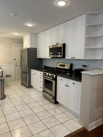 2918 W Hollywood Avenue 2, Chicago, IL 60659