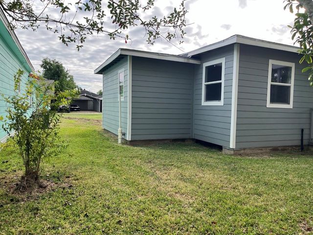 1507 W 5th Street, Freeport, TX 77541