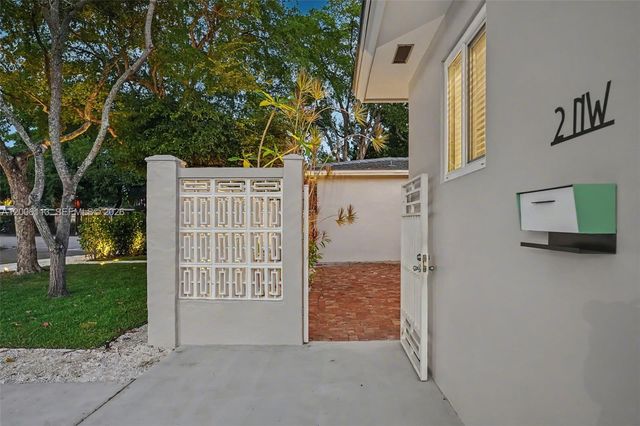 2 NW 89th St, El Portal, FL 33150