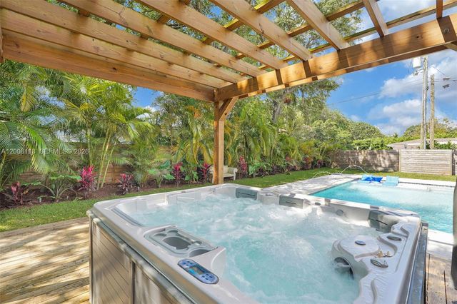 2 NW 89th St, El Portal, FL 33150