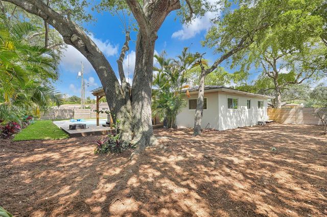 2 NW 89th St, El Portal, FL 33150