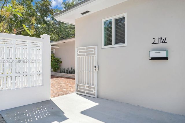 2 NW 89th St, El Portal, FL 33150