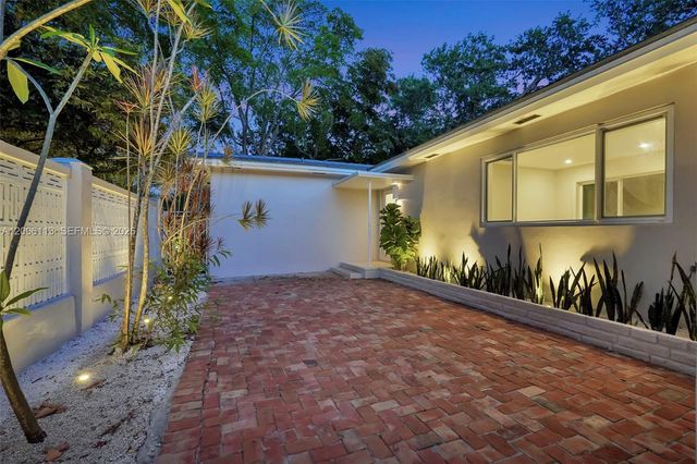 2 NW 89th St, El Portal, FL 33150