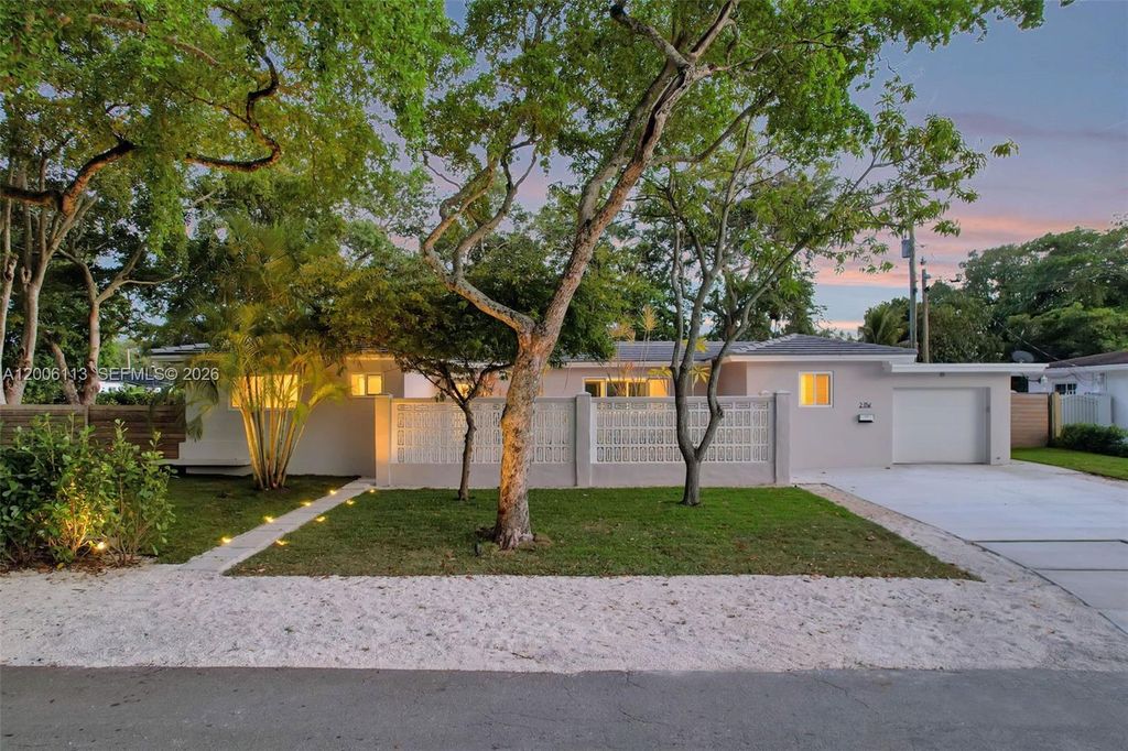 2 NW 89th St, El Portal, FL 33150